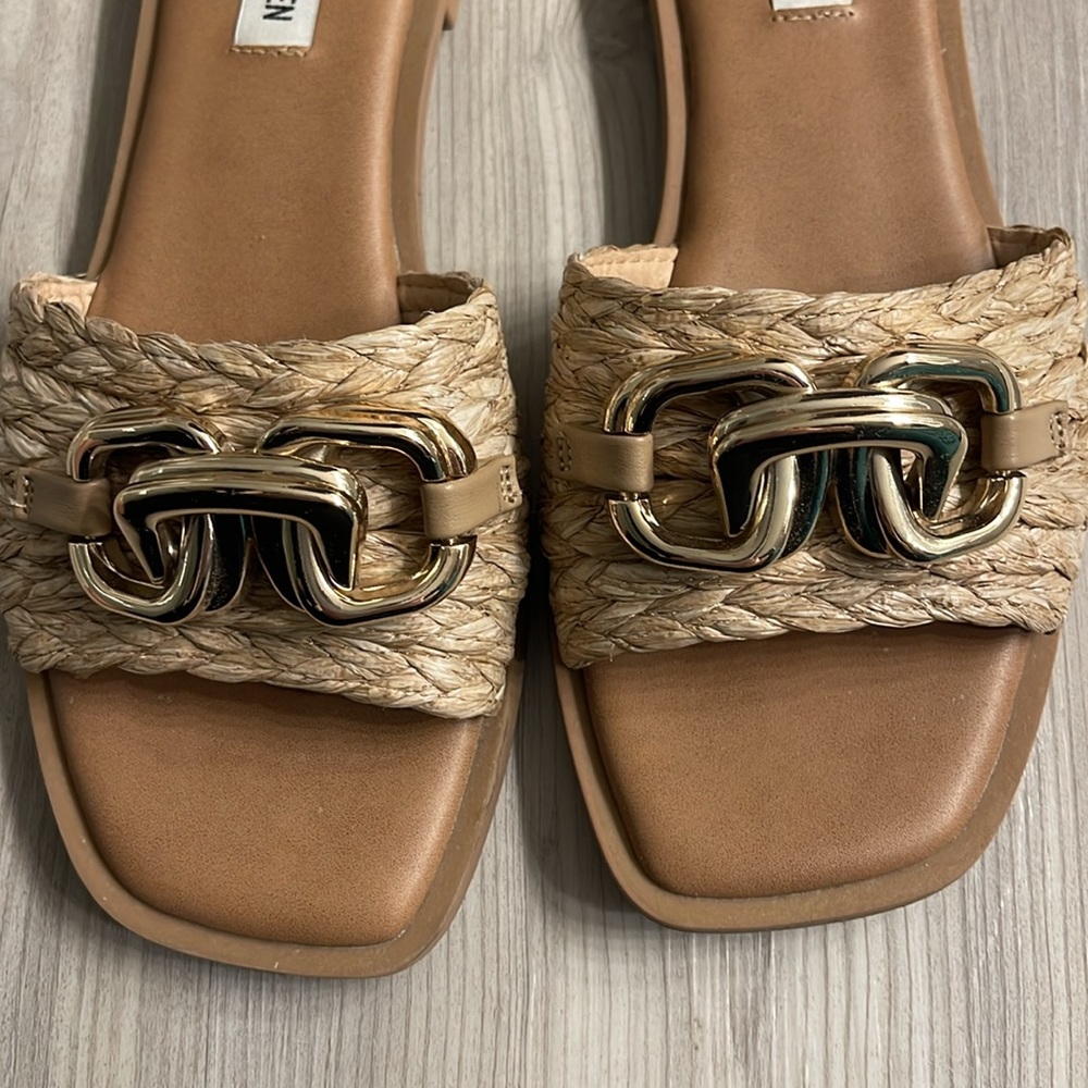 Steve Madden Tan Raffia Slide Sandals with Gold Chain Detail Sz 8 - Picture 5 of 12